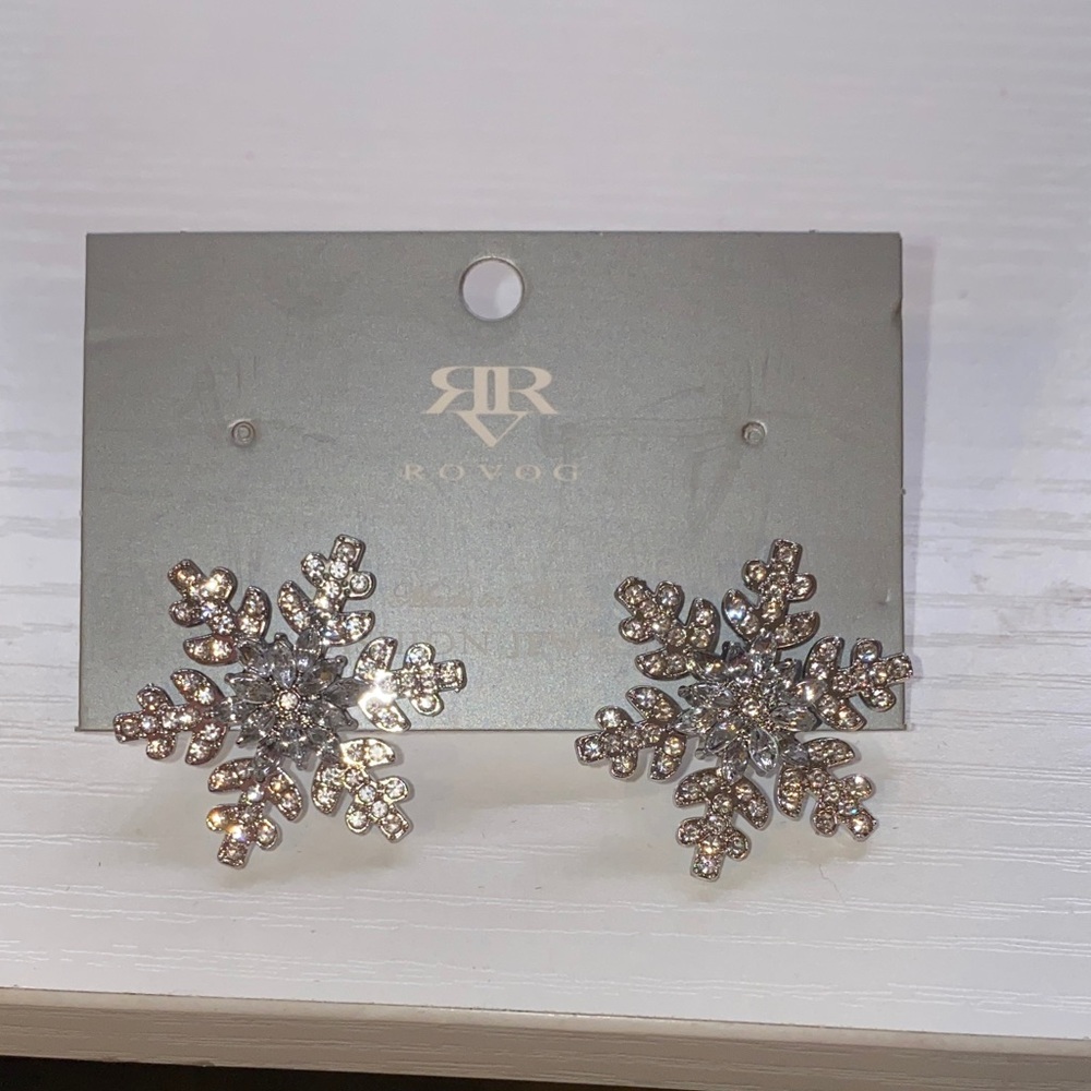 RROVOG Dazzling Silver Snowflake Earrings